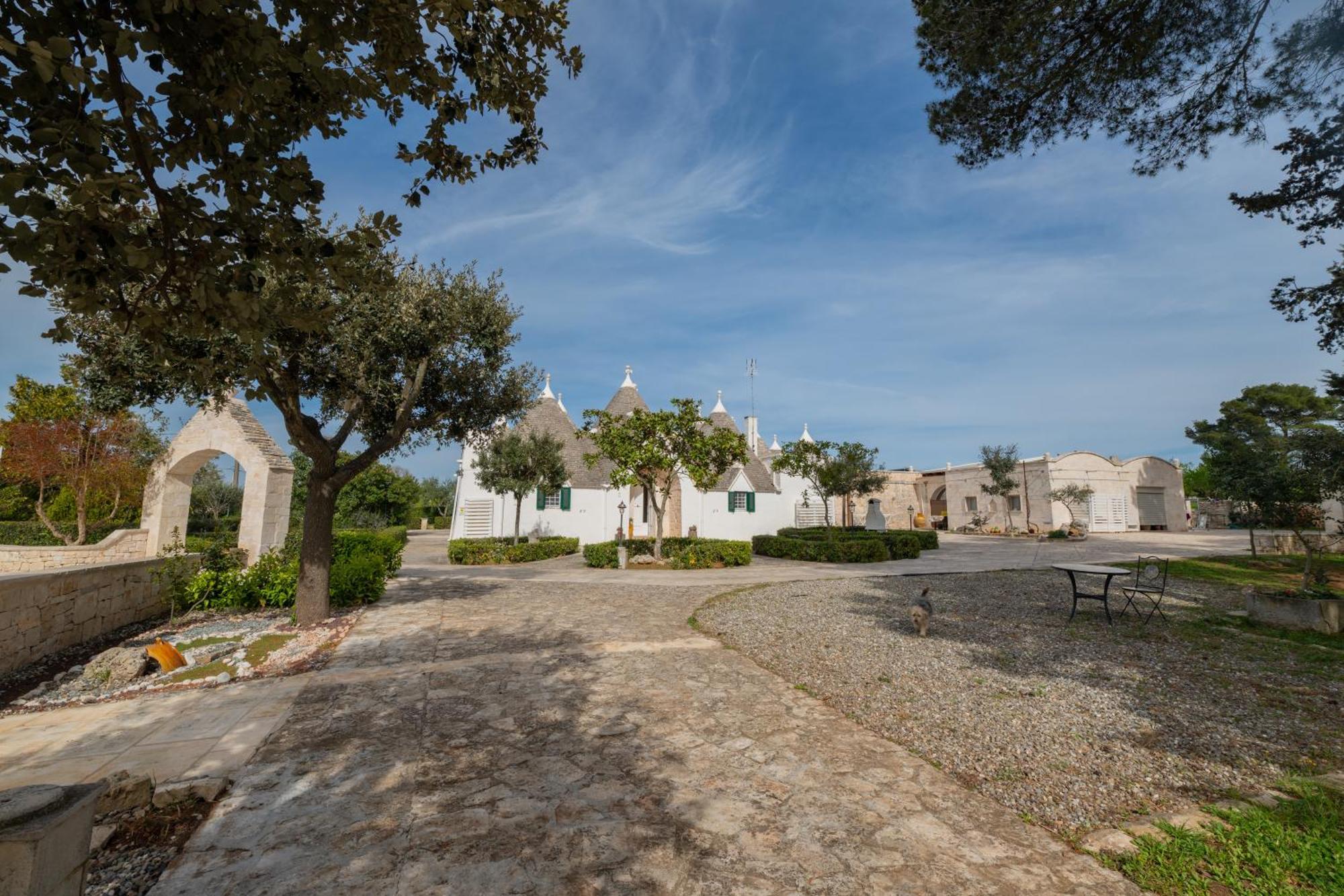 Trullo Degli Anelli In Masseria Cisternino Bagian luar foto
